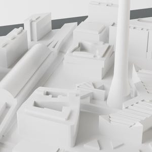 以下が含まれることがあります： 中央に高く細長い塔のある白い都市の模型。模型はシンプルな幾何学的な形で作られており、白い背景に置かれています。