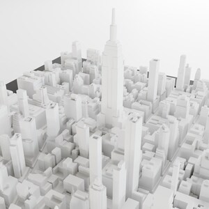 Pu&ograve; includere: Un modello 3D bianco di uno skyline cittadino con grattacieli, tra cui un edificio alto al centro.