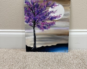 Könnte beinhalten: Ein Gemälde eines violetten Baumes mit einem Vollmond im Hintergrund. Der Baum ist vor einem hellblauen Himmel silhouettiert. Der Mond ist weiß und rund. Das Gemälde ist auf Leinwand und hat eine strukturierte Oberfläche.