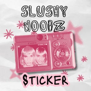 Puede incluir: Pegatina rosa y blanca con el texto "SLUSHY NOOBZ" en letras negras. La pegatina presenta una cámara rosa con una foto de dos personas dentro. El texto "STICKER" está escrito en rosa debajo de la cámara.