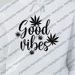 Könnte beinhalten: Weißer Hoodie mit schwarzem Text, der "Good Vibes" lautet, und mehreren Marihuana-Blattdesigns.