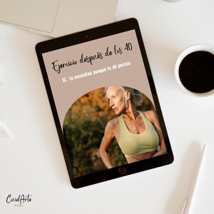 May include: A tablet screen displaying a motivational quote in Spanish about exercise after the age of 40. The quote reads "Ejercicio despu&eacute;s de los 40. Si, lo necesitas aunque te d&eacute; pereza."  The image shows a woman in a yellow sports bra, standing in a park with a blurred background.