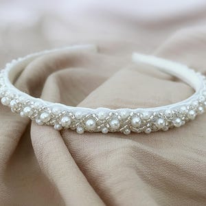 Diadema de satén con perlas y minicuentas - Primera Comunión, Niña de las Flores