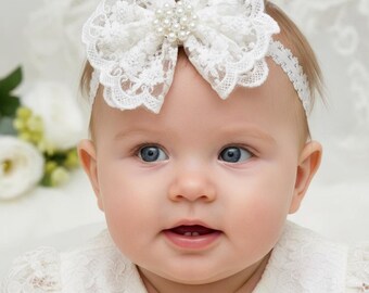 Diadema color crudo con lazo de encaje y perlas, ideal para bautizo o ceremonia, perfecta para niña de las flores.