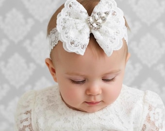 Diadema de bautizo de encaje color blanco hueso, lazo de pedrería, hecha a mano