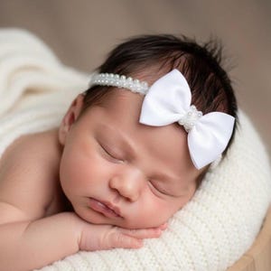 Elegantes Weiß Satin Schleife Perlen Baby Stirnband: Taufe Kommunion