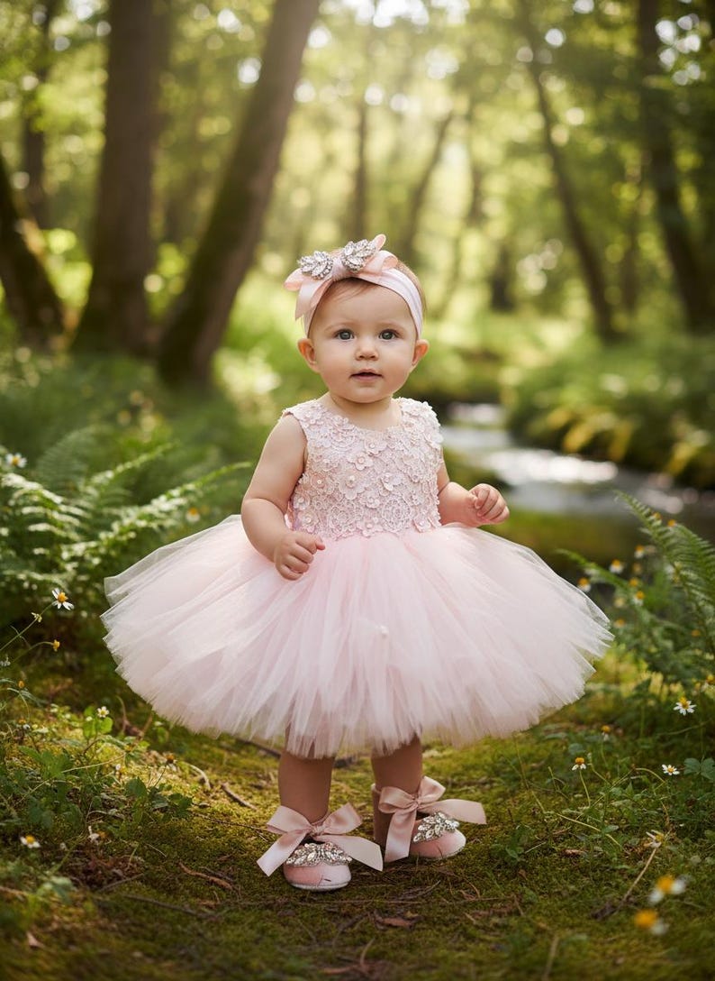 Chaussures bébé en velours roses, détails strass, chaussures de soirée image 3