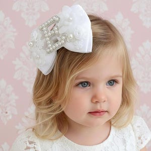 Fermaglio per capelli con iniziale personalizzata: monogramma di perle, fiori di pizzo