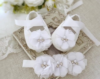 Weiße Taufschuhe, Perlen, Zirkone, Blume Detail