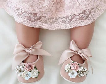 Chaussures bébé luxe en velours rose, chaussures de baptême florales scintillantes