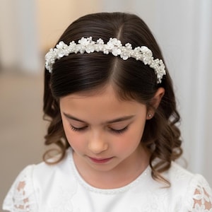 Diadema de flores con perlas para comunión y boda.