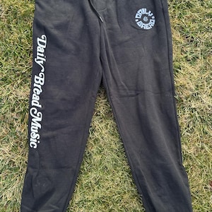 Pantalones deportivos con estampado abullonado y membrete de Daily Bread (talla mediana)