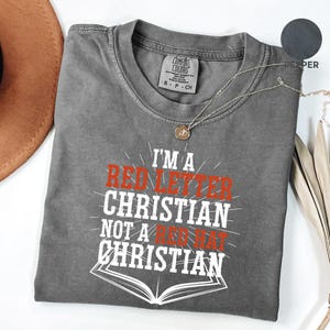 Camiseta Christian Comfort Colors® com letras vermelhas, camiseta cristã progressista anti-Trump, camiseta cristã Not a Red Hat, camiseta Faith Over Politics