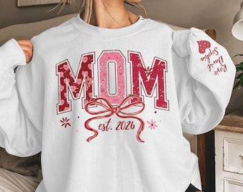 Sudadera personalizada "Love Mom" con nombre de niño en la manga, suéter personalizado "Heart Mom" (Est. 2026), regalo de San Valentín para mamá, regalo del Día de la Madre