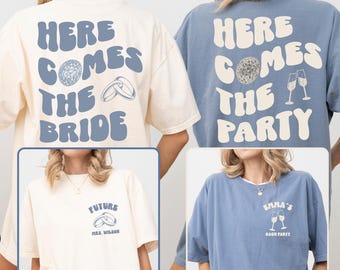Kundenspezifisches Retro Junggesellinnenabschieds-Komfort Colors® Shirt, hier kommt die Braut passende Dusche, Geschenk für die Braut, um Brautjungfer, Braut-Kader zu sein