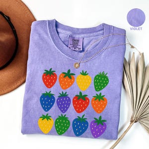 LGBTQ Pride Comfort Colors® Shirt, Regenbogen Pride T-Shirt, Erdbeere Trans Rechte, LGBTQ Geschenk, Fortschritt Stolz Shirt, Shirt für soziale Gerechtigkeit
