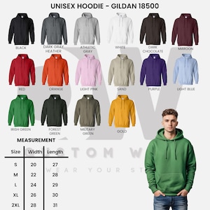 Puede incluir: Imagen de sudaderas con capucha unisex en varios colores, como negro, gris, rojo, naranja y verde. La imagen tambi&eacute;n muestra una tabla de tallas con medidas en cm para el ancho y el largo.