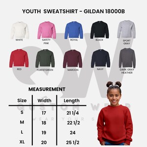 Puede incluir: Sudaderas juveniles en varios colores: blanco, rosa, azul real, negro, rojo, verde bosque, granate, azul marino y gris oscuro jaspeado. La imagen incluye una tabla de medidas con tallas S, M, L y XL, con medidas en cm.