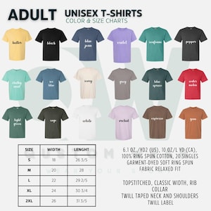 Puede incluir: Tabla de tallas de camiseta unisex con opciones de color. La tabla muestra las tallas de la S a la 2XL con las medidas de ancho y largo correspondientes en pulgadas. La tabla tambi&eacute;n incluye una descripci&oacute;n del tejido y los detalles de construcci&oacute;n.
