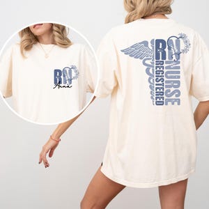Maglietta personalizzata con nome per infermiere professionale Comfort Colors®, maglietta per infermieri, regalo di laurea per infermieri, abbigliamento per studenti infermieri, maglietta personalizzata per operatori sanitari
