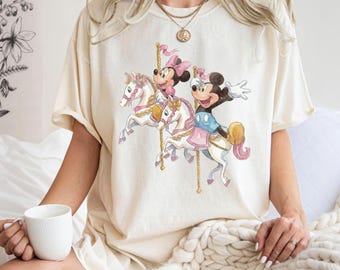 Camiseta Comfort Colors® de Mickey y Minnie con diseño de carrusel, camiseta Disney de unicornio en acuarela, camiseta mágica Disney, conjunto a juego para el viaje familiar a Disneyland 2026.