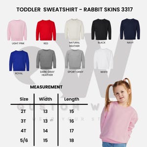 Puede incluir: Una selecci&oacute;n de sudaderas para ni&ntilde;os peque&ntilde;os en varios colores, incluyendo rosa claro, rojo y azul marino. La imagen muestra el estilo Rabbit Skins 3317, con una tabla de medidas que muestra las tallas de 2T a 5/6. Las sudaderas se muestran en varios colores.