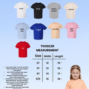 K&ouml;nnte beinhalten: Eine Auswahl an feinen Jersey-T-Shirts f&uuml;r Kleinkinder in verschiedenen Farben wie Wei&szlig;, Schwarz und Rot. Das Bild zeigt eine Gr&ouml;&szlig;entabelle mit Ma&szlig;en in cm und ein junges M&auml;dchen, das ein pfirsichfarbenes T-Shirt tr&auml;gt.