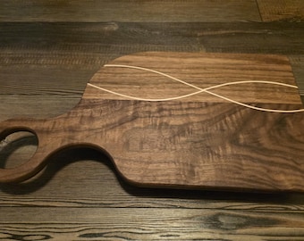Tabla de servir de madera de nogal y arce, hecha a mano: embutidos, quesos y pan.