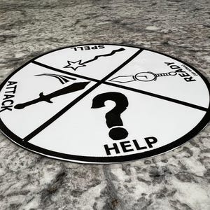 Peut inclure: Un jeu de société circulaire blanc avec des graphiques et du texte noirs. Le design est divisé en quatre sections avec les mots "Attaque", "Sort", "Prêt" et "Aide". Chaque section contient un graphique associé, comme une épée ou un point d'interrogation.