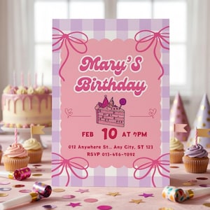 以下が含まれることがあります： 「Mary's Birthday」のテキストとイベントの詳細が記載されたピンク色の誕生日招待状。招待状には、ピンク色のスカラップボーダー、リボン、ケーキのイラストが描かれています。カップケーキ、パーティーハット、ケーキ、紙吹雪がテーブルにあります。