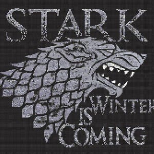 Op de afbeelding: Een kruissteekpatroon op een zwarte achtergrond met een grijze wolvenkop in profiel naar rechts gericht. De tekst STARK staat boven de wolf en de tekst IS WINTER COMING staat eronder in een schreeflettertype.