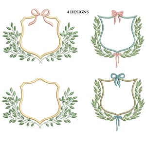 Puede incluir: Cuatro diseños de bordado en forma de escudo, cada uno con un borde de hojas de laurel y lazos. Los diseños presentan un marco dorado, hojas verdes y lazos rosas y azules. El texto "4 DESIGNS" está en la parte superior.