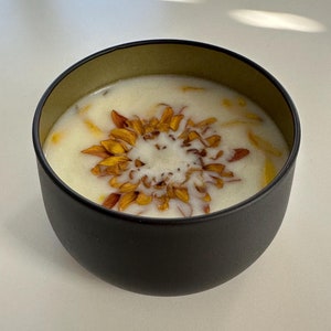 Flora, av Bee: Svart ljuskruka med naturliga torkade blommor och blommigt sojavax (vekefri)