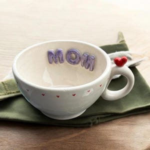 Taza de cerámica para mamá / Taza de café hecha a mano con asa de corazón / Regalo para el Día de la Madre, cumpleaños para mamá / Letras de mamá moradas / Apto para lavavajillas