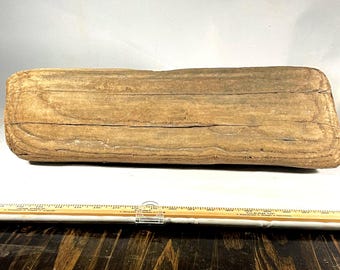 Può includere: Un pezzo di legno di deriva rettangolare e invecchiato, di colore marrone chiaro e con venature visibili. Il legno di deriva misura circa 50 cm di lunghezza. Il legno ha un aspetto naturale e rustico.