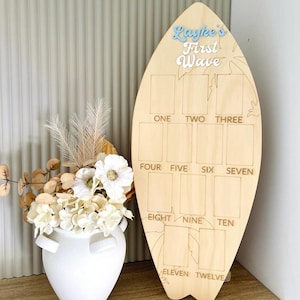 Tablero de hitos de los meses del bebé / Mi primer año / Letrero de madera / Placa de tabla de surf personalizada / Grabado / Decoración de guardería / Tablero de fotos / Arte para bebés