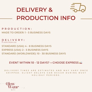 Op de afbeelding: Een informatieve afbeelding met donkerrode tekst op een lichte achtergrond getiteld DELIVERY & PRODUCTION INFO. Het bevat productietijden van 1 tot 5 werkdagen, verzendopties voor de VS en internationale levertijden, inclusief een vrachtwagenicoon.