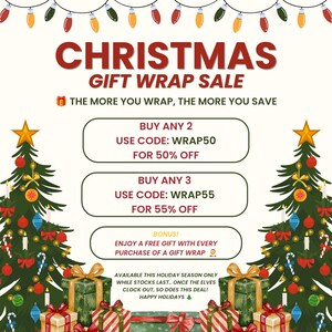 Puede incluir: Un anuncio de venta de papel de regalo navide&ntilde;o con dos pinos decorados, luces y regalos envueltos. El texto incluye: CHRISTMAS GIFT WRAP SALE, THE MORE YOU WRAP, THE MORE YOU SAVE, BUY ANY 2 USE CODE: WRAP50 FOR 50% OFF, BUY ANY 3 USE CODE: WRAP55 FOR 55% OFF.
