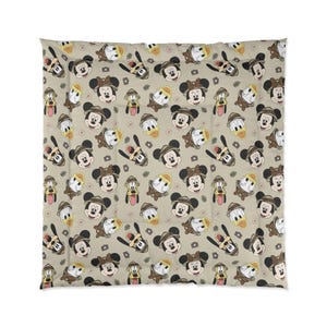 Pu&ograve; includere: Un piumino beige con un motivo ripetuto di Topolino, Paperino e Pluto in tenuta da safari. Il design include fotocamere e foglie, creando un set di biancheria da letto a tema avventura.