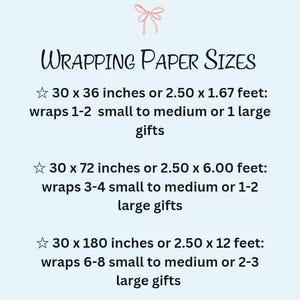 Op de afbeelding: Een lichtblauw informatief overzicht getiteld Wrapping Paper Sizes met een roze strikicoon. Het toont drie opties: 30 x 36 inch voor 1-2 kleine tot middelgrote of 1 groot cadeau, 30 x 72 inch voor 3-4 kleine tot middelgrote of 1-2 grote cadeaus, en 30 x 180 inch.