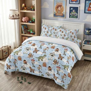 Puede incluir: Un juego de cama azul claro con un patr&oacute;n repetitivo de personajes de Toy Story, incluyendo a Woody, Buzz Lightyear, Rex y Slinky Dog, sobre un fondo de nubes blancas y peque&ntilde;as estrellas, cubriendo una cama con cabecero blanco.