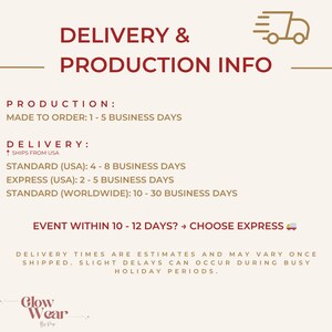 Puede incluir: Un gr&aacute;fico informativo con texto rojo oscuro sobre un fondo claro titulado DELIVERY & PRODUCTION INFO. Detalla tiempos de producci&oacute;n de 1 a 5 d&iacute;as h&aacute;biles, opciones de env&iacute;o a EE. UU. y estimaciones de entrega internacional, con un icono de cami&oacute;n.