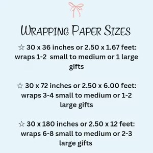 Puede incluir: Un gr&aacute;fico informativo azul claro titulado Wrapping Paper Sizes con un icono de lazo rosa. Enumera tres opciones: 30 x 36 pulgadas para 1-2 regalos peque&ntilde;os a medianos o 1 grande, 30 x 72 pulgadas para 3-4 peque&ntilde;os a medianos o 1-2 grandes, y 30 x 180 pulgadas.