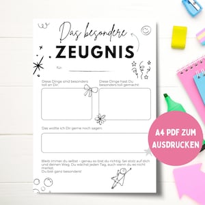 Könnte beinhalten: Ein schwarz-weißes, druckbares Zertifikat mit dem deutschen Text "Das besondere ZEUGNIS" und Ausfüllfeldern. Das Zertifikat ist von Schulmaterialien umgeben, darunter Notizbücher, Textmarker und Haftnotizen.