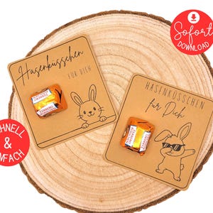 Puede incluir: Dos tarjetas marrones con el texto "Hasenküsschen für Dich" y una ilustración de conejo de dibujos animados. Cada tarjeta contiene un chocolate envuelto. Las tarjetas están sobre una rodaja de madera, con círculos rojos que dicen "Sofort Download" y "Schnell & Einfach".