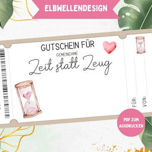 Könnte beinhalten: Ein Gutschein mit dem Text "Gutschein für gemeinsame Zeit statt Zeug" und dekorativen Sanduhren und einem Herzen. Der Gutschein hat einen Barcode und Platz zum Ausfüllen von Empfänger- und Absenderinformationen. Die Worte "PDF zum Ausdrucken" sind ebenfalls sichtbar.