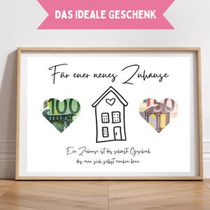 Może przedstawiać: Biały wydruk w ramie z tekstem "DAS IDEALE GESCHENK" u góry. Tekst "Für euer neues Zuhause" znajduje się w środku wydruku. Po obu stronach tekstu znajdują się dwa serca, każde wypełnione banknotem 100 euro. Tekst "Ein Zuhause ist das schönste Geschenk, das man sich selbst machen kann." znajduje się na dole wydruku.