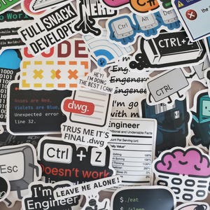 Può includere: Una collezione di adesivi colorati con temi tecnologici e di codifica. Gli adesivi includono codice binario, messaggi di errore, tasti della tastiera e frasi come "Full Snack Developer" e "I'm Engineer".