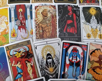 Puede incluir: Una colección de cartas de tarot con ilustraciones coloridas y texto. Las cartas incluyen El Carro, La Templanza, La Muerte, El Hierofante, El Diablo, Los Enamorados, La Emperatriz y El Loco.
