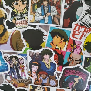 Op de afbeelding: Een verzameling kleurrijke stickers in anime-stijl met verschillende personages en scènes. De stickers tonen een verscheidenheid aan ontwerpen, waaronder personages met groen haar en de tekst "BIG ROCKET NOODLE". Deze stickers zijn ideaal voor het decoreren van laptops, waterflessen of notitieboekjes.